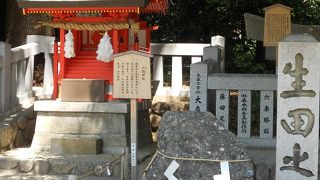 生田神社の「さざれ石」の左側にある小さな神社