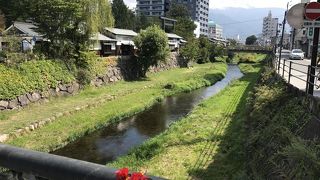 街の中心地を流れる自然な形を残した川
