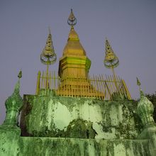 プーシーの丘に建つタート・チョムシー