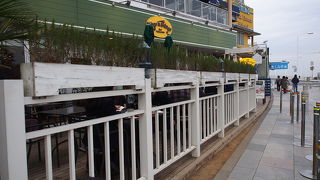 行列のできるパンケーキ店