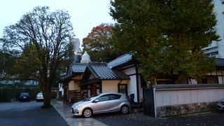 桜田通りに面したお寺の一つです。
