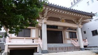 コンクリートの近代的なお寺です。