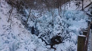 人工の氷柱と氷のカーテン