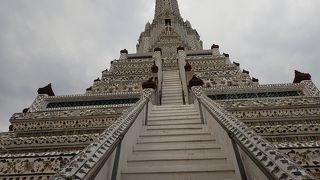 大仏塔の上の方を見ましょう