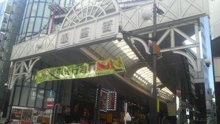 じっくり街歩きを楽しめる京急川崎駅そばのアーケード街