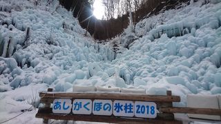 規模は大きい人工の氷柱