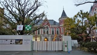 レンガ造りのクラシカルなデザインの重要文化財。