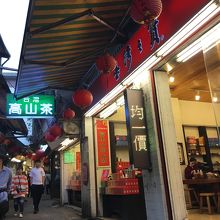 商店街の小道は狭い