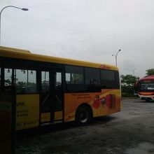 無料シャトルバス。エアコンも聞いていて快適