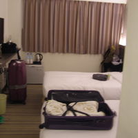 ホテルの内観です。窓の外は隣の建物があり雑然としているよ。