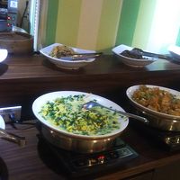 ホテルの朝食。バイキングで粥、カレーなどもあります。