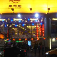 ホテルの近くの人気の店です。歩いて5分程度