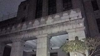 昭和初期の建築様式を伝える重厚な建物です。