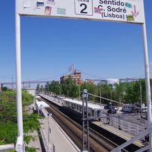 リスボン市内方面へは、2番線