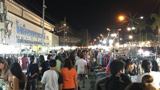 週末はウォーキングストリートマーケット