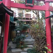 神田の裏通りにある神社