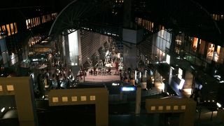 巨大な雑居ビルみたい