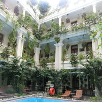 くつろぎのプールサイド。旧館のたたずまいがステキ