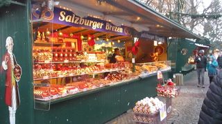 サンクト・アンドレー教会の前にあるミラベル広場では、小規模なクリスマスマーケットが開かれていました。