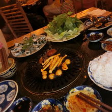 テーブル一面の食べ物たち