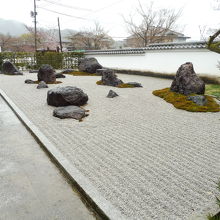 枯山水の庭も有ります