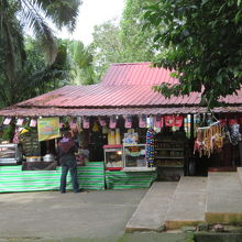 飲食店・ショップがあります