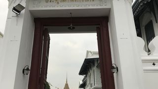 人と金ピカに圧倒されます。