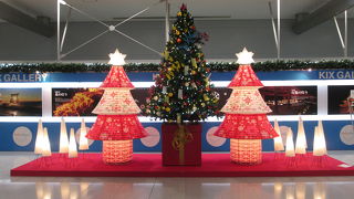 クリスマスシーズンの関西国際空港第一ターミナル