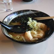 塩ラーメンが有名らしいですがワンタンやチャーシューもお勧めです