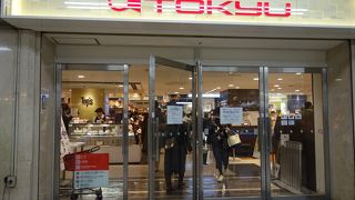 駅に直結で便利です