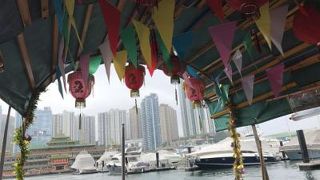 香港で一番古い街で船へ乗船