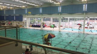 巨大な市民プール