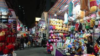 バラマキ土産やチープでかわいい品が並びます