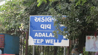 アダ―ラジ階段井戸へバスで行く方法