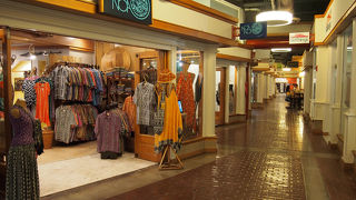 オールドハワイ感たっぷりのショッピングモール！