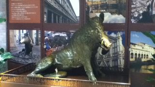 外堀地下１番通り横の広場にある