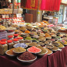 門の東側エリアにある店舗