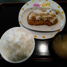 豚ロースカツおろしぽん酢定食(440円)　写真はご飯大盛り
