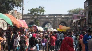 アーメダバード旧市街の巨大市場エリアを東西に分ける門