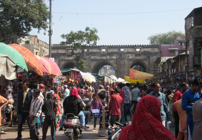 アーメダバード旧市街の巨大市場エリアを東西に分ける門