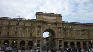 映画のロケができそうな広場