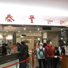 店舗入り口(入店待ち)