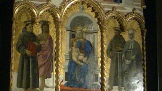 ルネッサンス期のウンブリア派の絵画と宮殿内部は必見