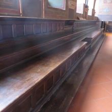 横の長椅子も年月を醸し出していました