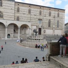 入り口からマッジョーレ噴水を望む・階段で寛ぐ観光客