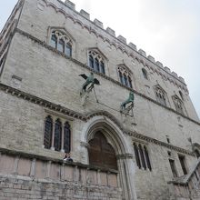 公証人の間の入り口の壁・