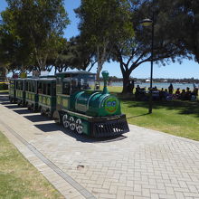 海辺の公園内を走るチビッ子用の列車