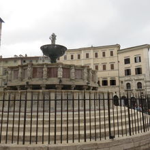 棚に囲まれていますが、かなり大きいです