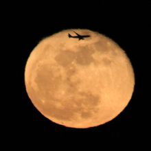 季節により、こんな風に飛行機が月の中を通って行きますよ。