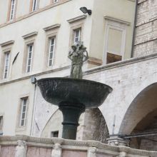 泉上部の青銅の女性像・3体が背中合わせです